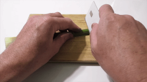 Hoảng hồn khi thẻ Apple Card bỗng nhiên bị độ chế thành...dao thái thịt, gọt hoa quả - Ảnh 3.