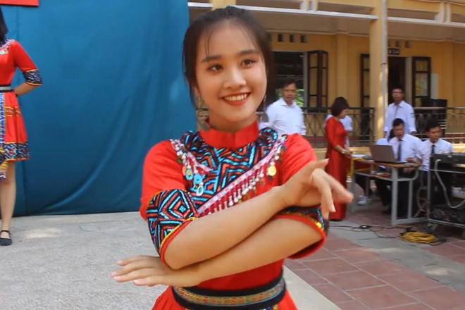 3 nu sinh 'chiem spotlight' mang xa hoi sau ngay khai giang hinh anh 9