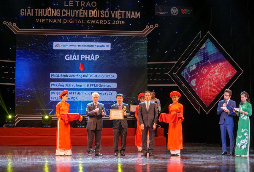 FPT IS lập hattrick với 3 sản phẩm đạt giải thưởng Chuyển đổi số Việt Nam 2019 | FPT IS có nhiều sản phẩm nhất đạt Giải thưởng Chuyển số Việt Nam 2019 | Phần mềm FPT.eHospital 2.0+ đã được hơn 300 bệnh viện, cơ sở khám chữa bệnh ứng dụng