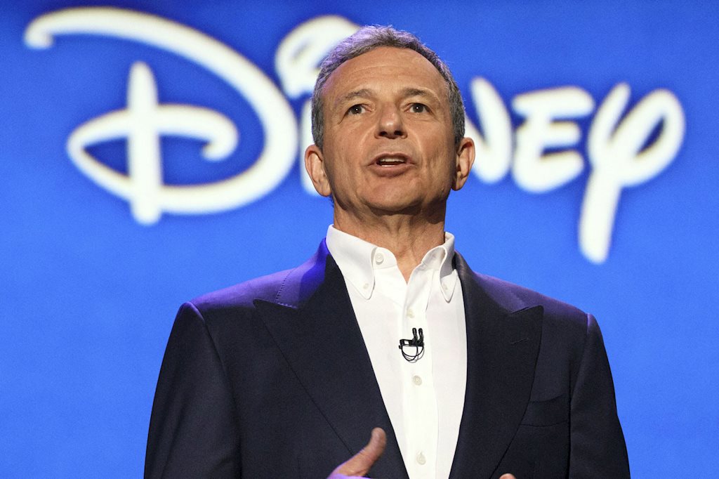 Sếp Disney rời ghế hội đồng Apple trước khi hai công ty đối đầu nhau