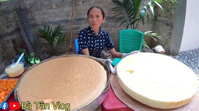 CHIẾC BÁNH BÔNG LAN TRỨNG MUỐI CỠ LỚN 30CM VÀNG ÓNG HẤP DẪN TRÊN BÀN