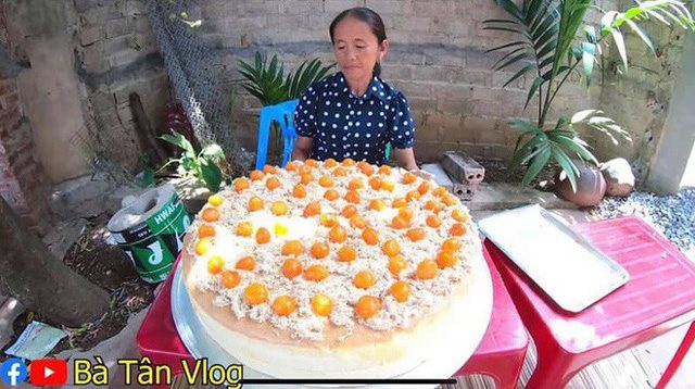 Làm bánh bông lan siêu to khổng lồ, bà Tân Vlog bị dân mạng tố 'clip sặc mùi dàn dựng'
