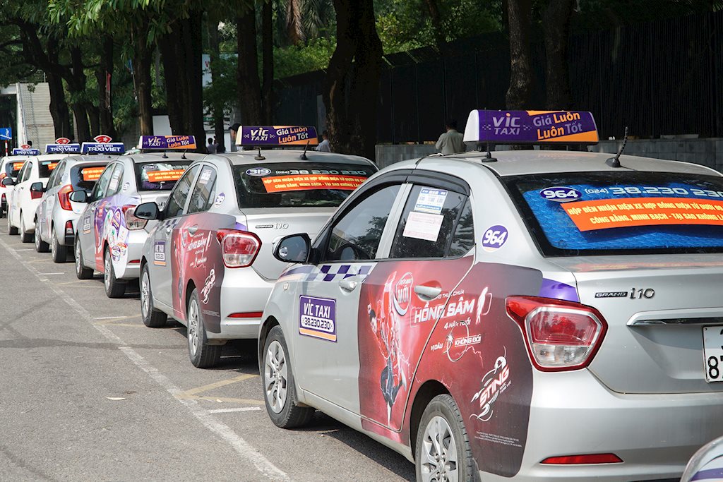 Hàng trăm tài xế taxi truyền thống tập trung dán biểu ngữ đòi gắn hộp đèn cho taxi công nghệ