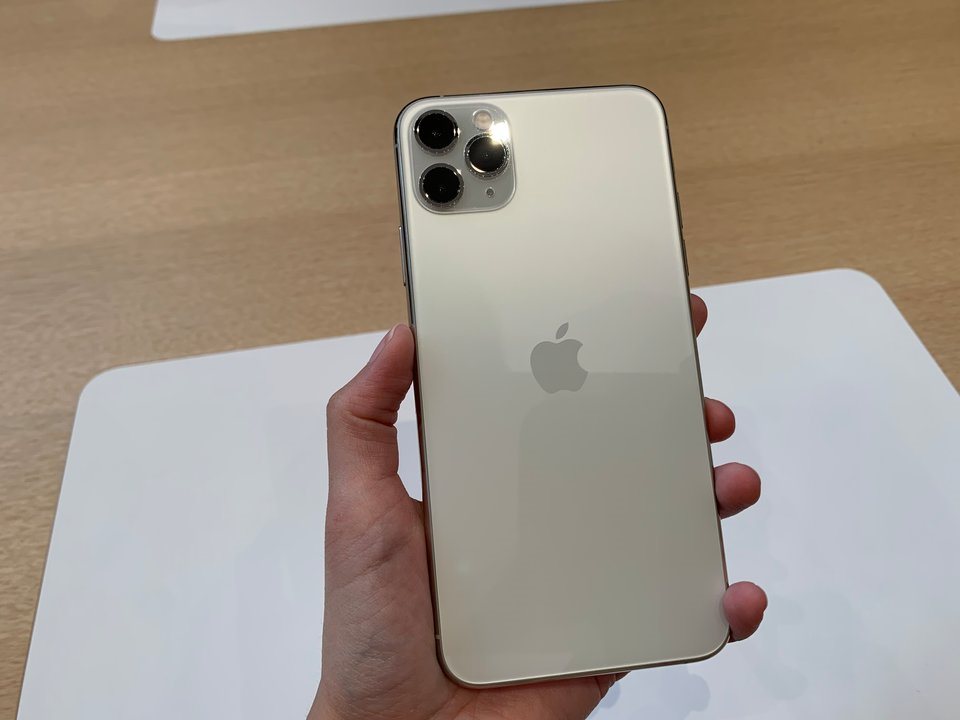 Màu sắc của iPhone 11 mang đến sự tươi sáng và độc đáo, từ sắc vàng đến màu xanh dương. Với màn hình lớn và lớp kính chống loá, bạn sẽ thực sự cảm nhận được sự khác biệt khi sử dụng nó.