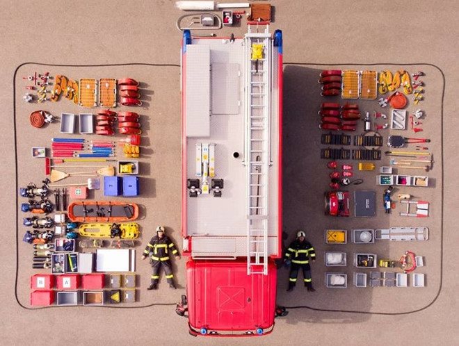 Cảnh sát thế giới khoe bộ đồ nghề với 'thử thách xếp hình'