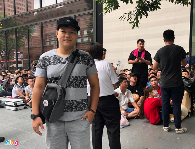 Nguoi Viet xep hang truoc 1 ngay o Singapore cho mo ban iPhone 11 hinh anh 3