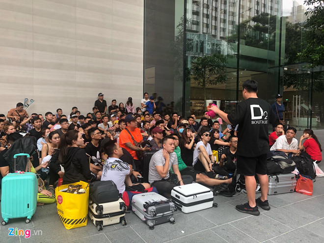 Nguoi Viet xep hang truoc 1 ngay o Singapore cho mo ban iPhone 11 hinh anh 4