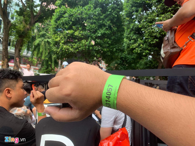 Nguoi Viet xep hang truoc 1 ngay o Singapore cho mo ban iPhone 11 hinh anh 6