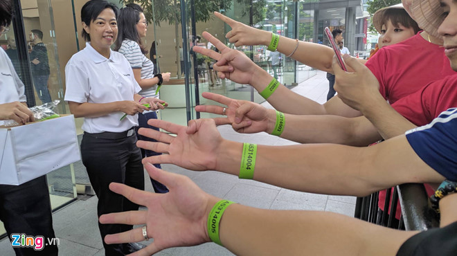 Nguoi Viet xep hang truoc 1 ngay o Singapore cho mo ban iPhone 11 hinh anh 5