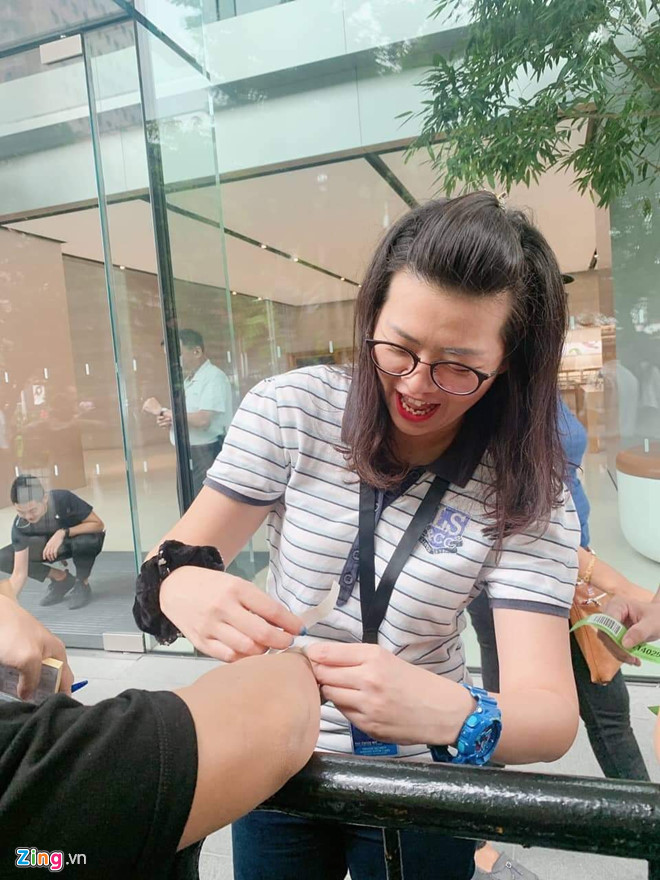 Nguoi Viet xep hang truoc 1 ngay o Singapore cho mo ban iPhone 11 hinh anh 9