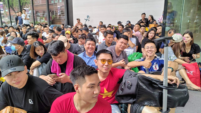 Nguoi Viet xep hang truoc 1 ngay o Singapore cho mo ban iPhone 11 hinh anh 2