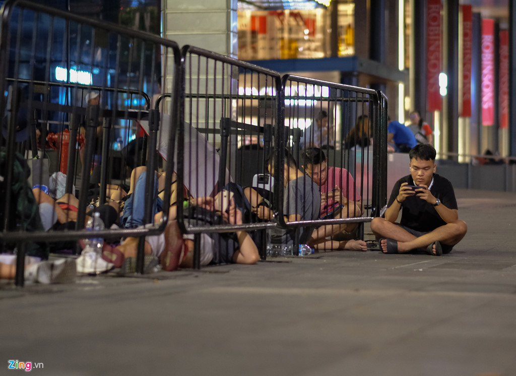 Canh man troi chieu dat cua nguoi Viet xep hang mua iPhone hinh anh 6