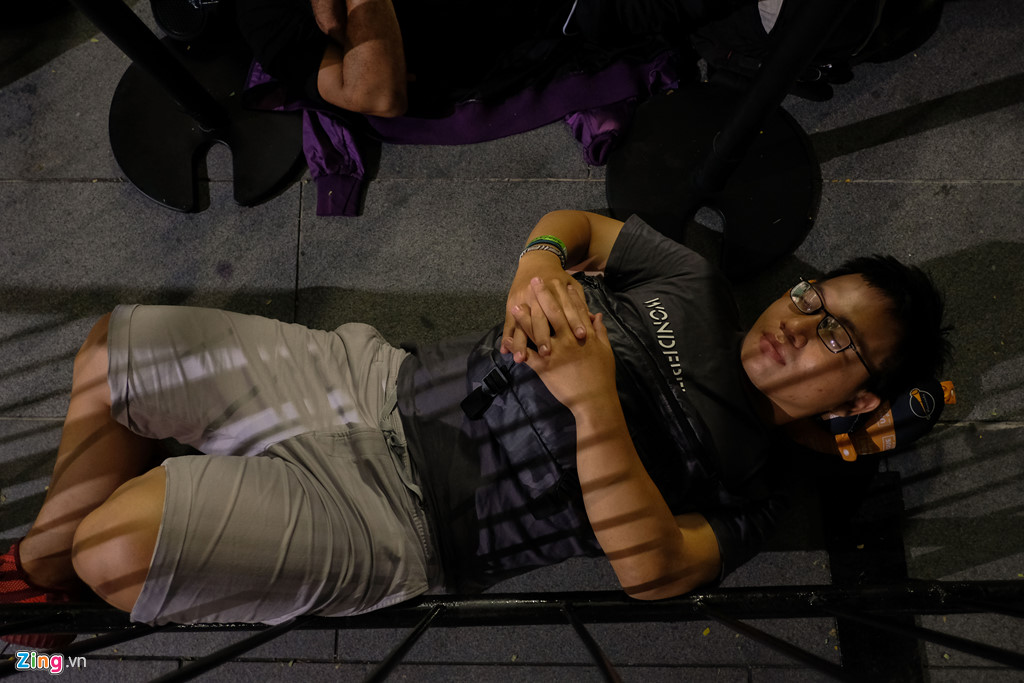 Canh man troi chieu dat cua nguoi Viet xep hang mua iPhone hinh anh 3