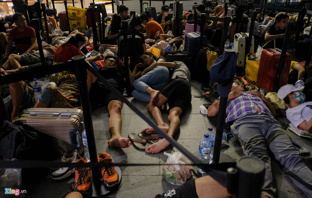 Canh man troi chieu dat cua nguoi Viet xep hang mua iPhone hinh anh 4