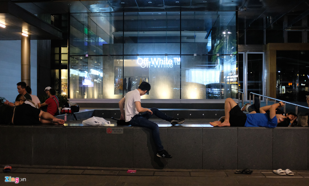 Canh man troi chieu dat cua nguoi Viet xep hang mua iPhone hinh anh 8