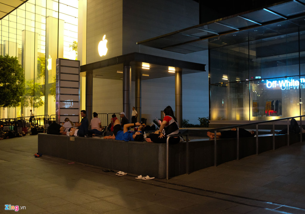 Canh man troi chieu dat cua nguoi Viet xep hang mua iPhone hinh anh 2