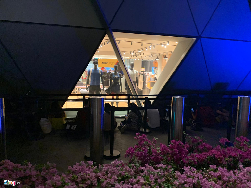 Canh man troi chieu dat cua nguoi Viet xep hang mua iPhone hinh anh 7