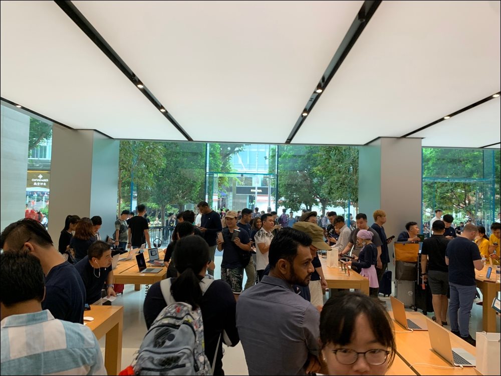 Đầu giờ chiều nay, Apple Store Singapore vẫn chật cứng người Việt