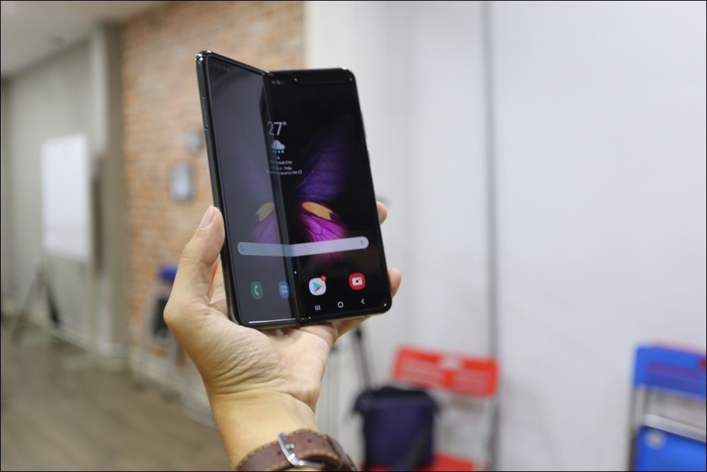 Bỏ gần 100 triệu đồng để sở hữu Galaxy Fold tại Việt Nam