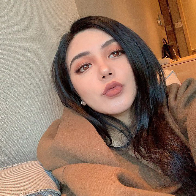 Vo tinh tat app lam dep, hot girl lo mat moc khac xa anh dang mang hinh anh 2