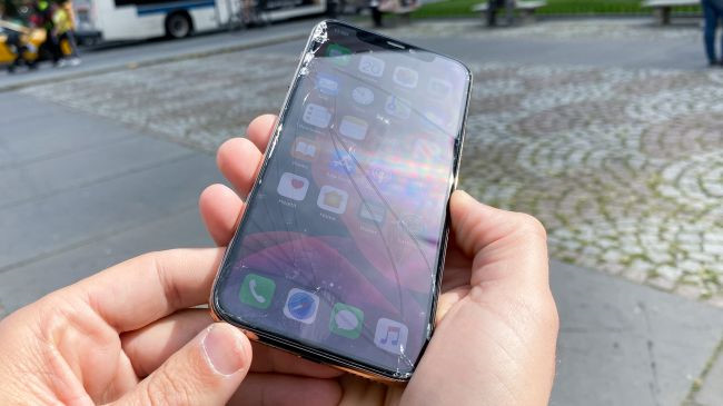 Màn hình iPhone 11 Pro vỡ nát sau cú rơi nhẹ bên thềm Apple Store