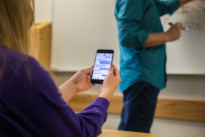 Gioi tre giam thoi gian dung dien thoai, nguoi lon la 'con nghien' moi hinh anh 1