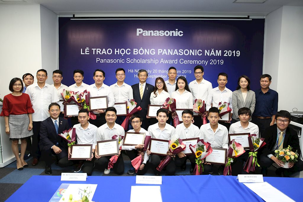 Panasonic trao học bổng cho sinh viên 11 trường Đại học tại Việt Nam