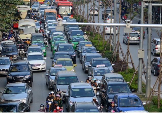 Taxi phù hiệu ngoại tỉnh cài ứng dụng gọi xe hoạt động “chui” tại Hà Nội