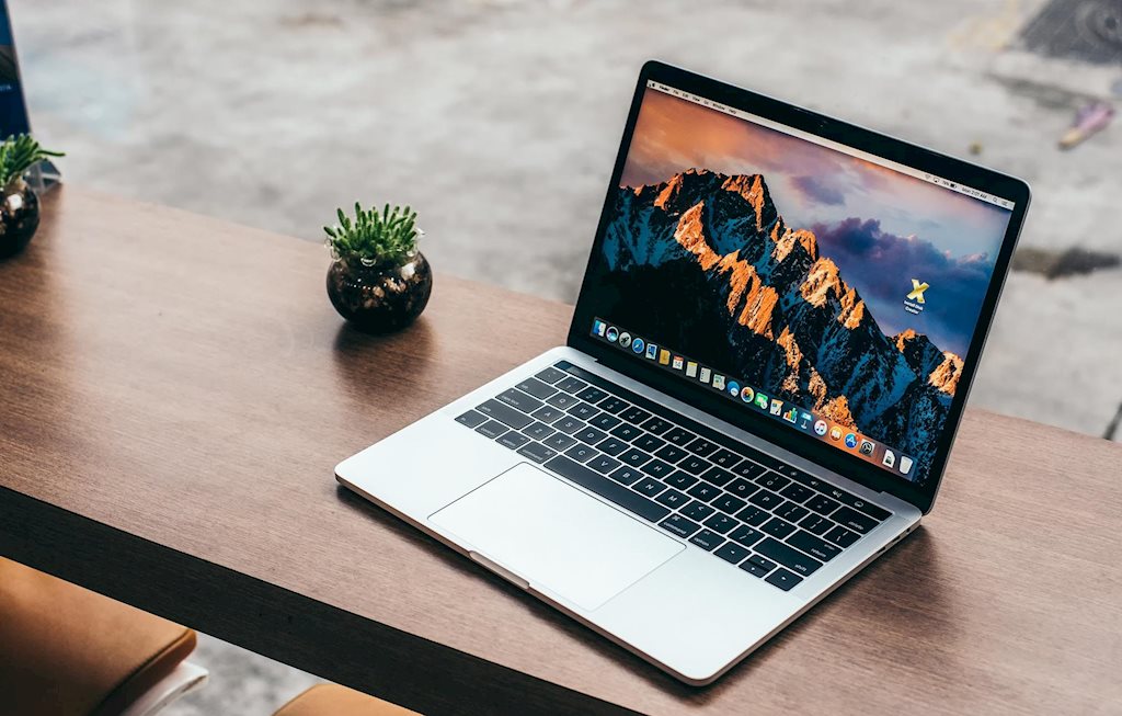 Khách nước ngoài kẹt lại Việt Nam vì mang theo MacBook Pro 15 inch