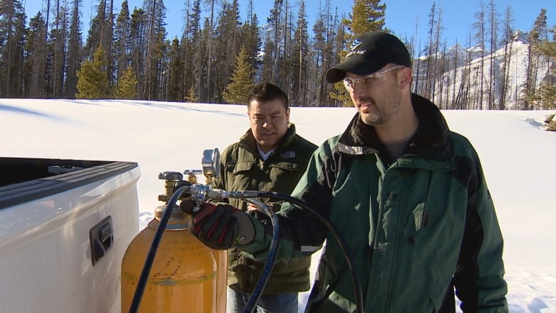 Máy lọc chưa đủ, người dân Trung Quốc từng đổ xô đi mua không khí đóng chai từ Cananda, doanh nghiệp kiếm bộn tiền - Ảnh 2.