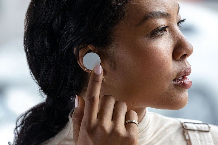 Microsoft trình làng tai nghe không dây Surface Ear lạ mắt và đắt hơn AirPods
