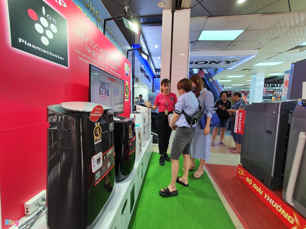 Nguoi dan Ha Noi, TP.HCM do xo di mua may loc khong khi hinh anh 2