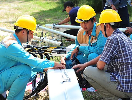 Viettel kéo cáp quang tới nhiều huyện đảo lớn để cung cấp Internet băng rộng cho người dân và chính quyền