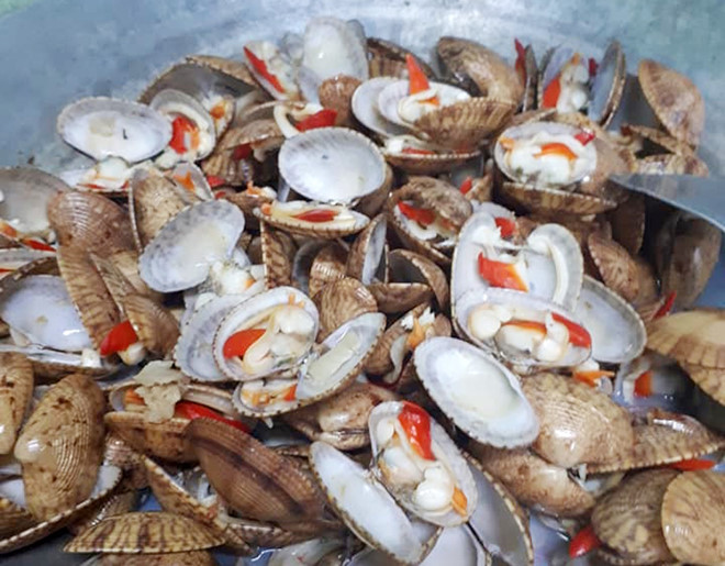 Truy tìm Facebooker loan tin thất thiệt 'chết vì ăn sò lụa'