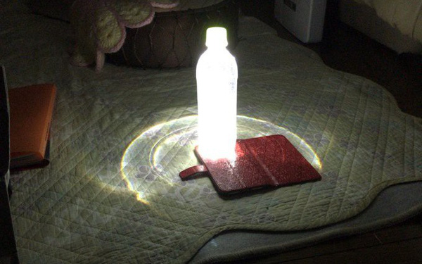 Cái khó ló cái khôn: Mất điện vì siêu bão, anh thanh niên Nhật Bản chế luôn đèn cứu hộ từ smartphone và chai nước để dùng tạm