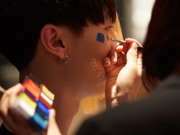 Muôn hình vạn trạng kiểu thời trang ngăn chặn công nghệ giám sát nhận diện gương mặt - Ảnh 7.