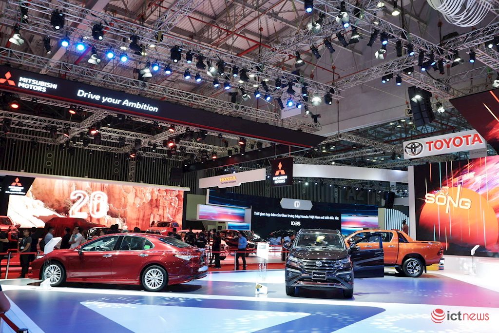 Triển lãm ô tô Việt Nam 2019 chính thức khai màn: Loạt xe mới chào sân