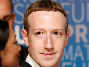 Vì sao Mark Zuckerberg lại giữ mãi kiểu tóc trông 