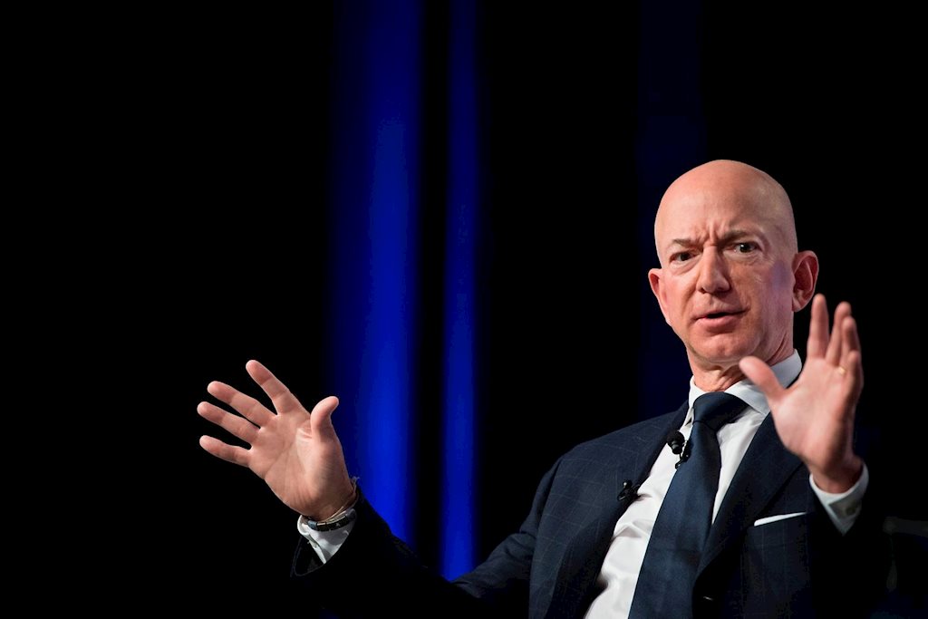 Ông chủ Amazon mất 7 tỷ USD sau một đêm, Bill Gates quay trở lại ngôi vị giàu nhất thế giới