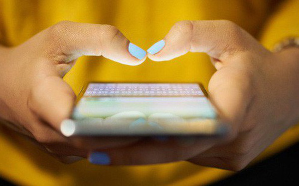 4 năm liền nhắn tin cho người bố đã khuất, cô gái thảng thốt khi nhận lời hồi đáp từ điện thoại 'phía bên kia'