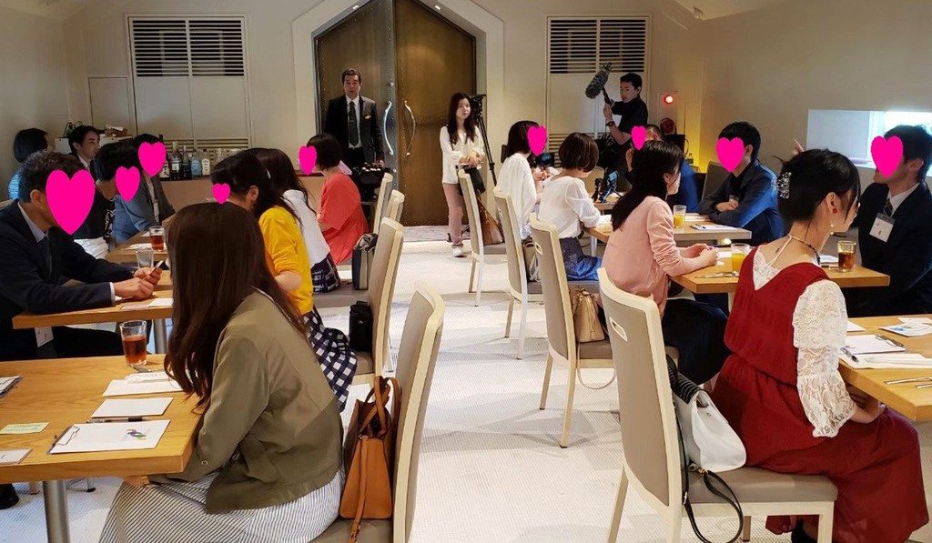 Tinder that the, gioi tre chau A ghep doi nho ADN, nuoc bot va toc hinh anh 1