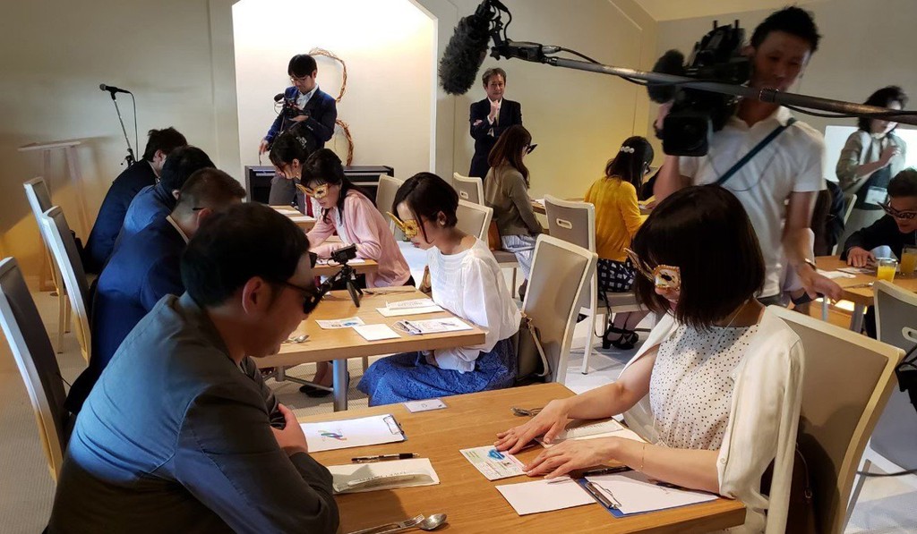 Tinder that the, gioi tre chau A ghep doi nho ADN, nuoc bot va toc hinh anh 2