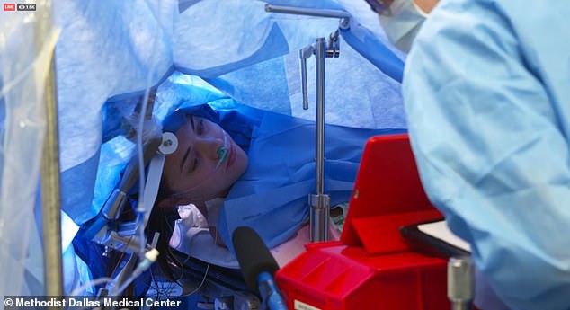 Cô gái 25 tuổi tỉnh táo livestream trong ca phẫu thuật não của chính mình - Ảnh 1.