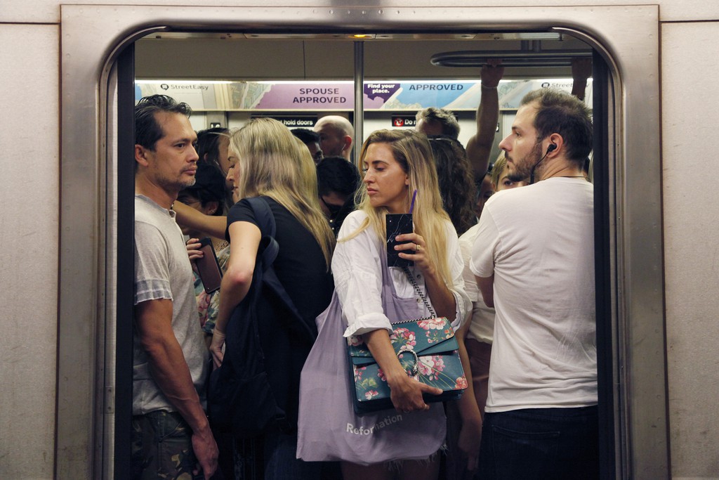 Toi xuc pham tiep vien cua Hieu Orion se bi xu nang o nhieu nuoc hinh anh 3