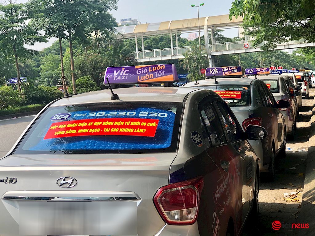 Xe taxi có thể bỏ mào để dán phù hiệu như xe công nghệ