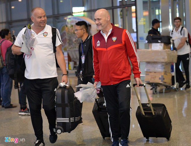 Cầu thủ UAE dùng iPhone 11 Pro Max, AirPods và đồ hàng hiệu