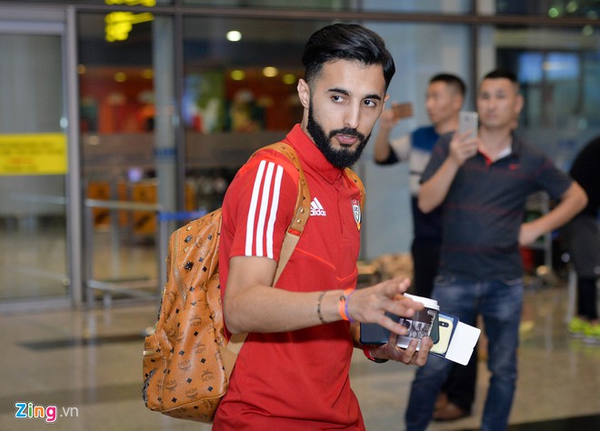 Cau thu UAE dung iPhone 11 Pro Max, AirPods va do hang hieu hinh anh 2