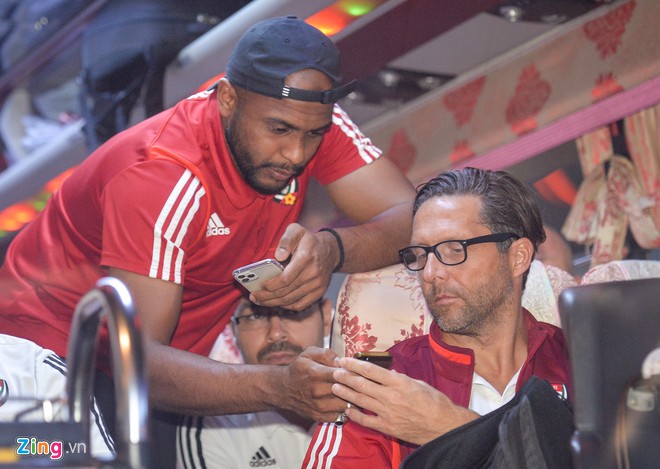 Cau thu UAE dung iPhone 11 Pro Max, AirPods va do hang hieu hinh anh 3