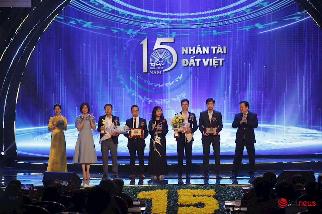 Hệ thống số hóa thông minh D-IONE của FSI nhận giải Ba Nhân tài Đất Việt 2019 | Giải pháp số hóa thông minh D-IONE giúp tiết kiệm 50% chi phí triển khai