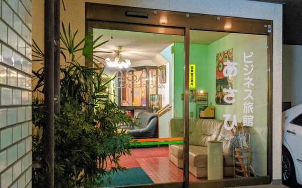 Khách sạn 'đòi' livestream mọi sinh hoạt của khách hàng để đăng lên YouTube, đổi lại giá phòng chỉ 27.000 đồng/đêm